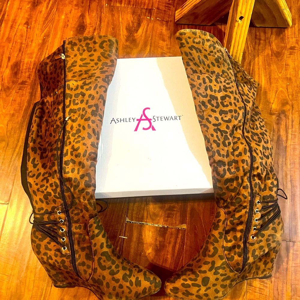 Size 12w brown Animal print boots